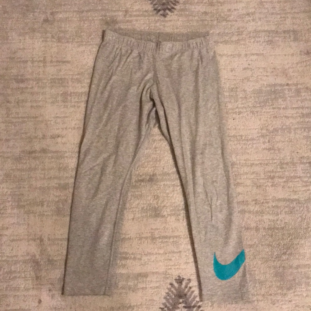 Size small Nike Leggings- Capri Length